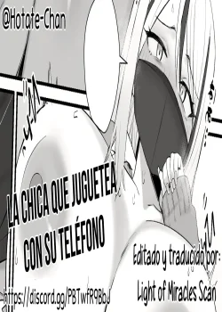 La chica que juguetea con su telefono